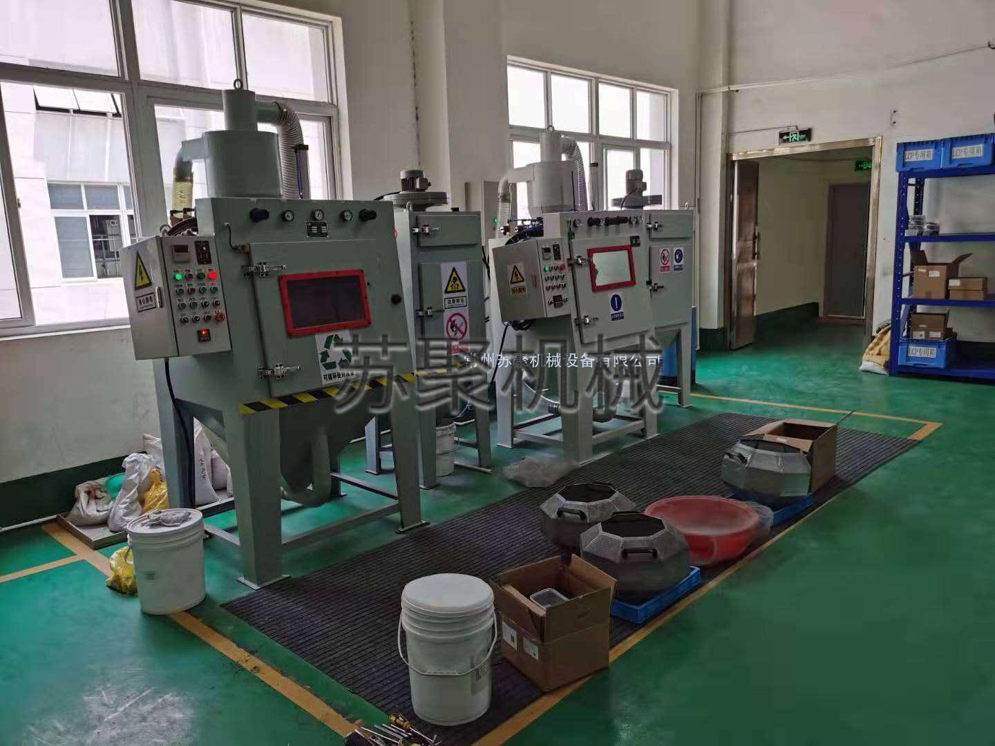 兩臺(tái)自動(dòng)滾筒噴砂機(jī)客戶使用現(xiàn)場